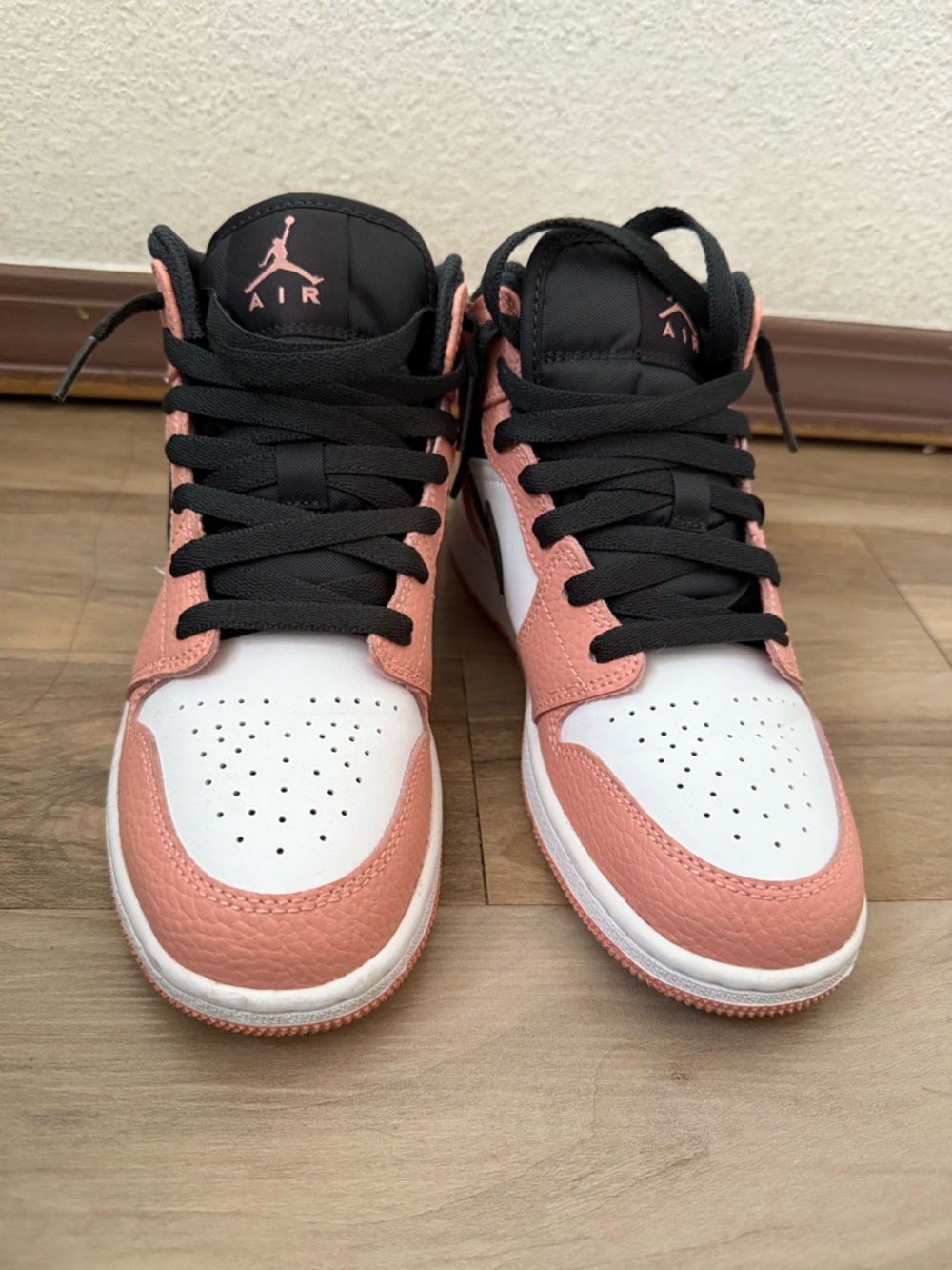 Jordan Low-Top Sneakers - Black & Tan